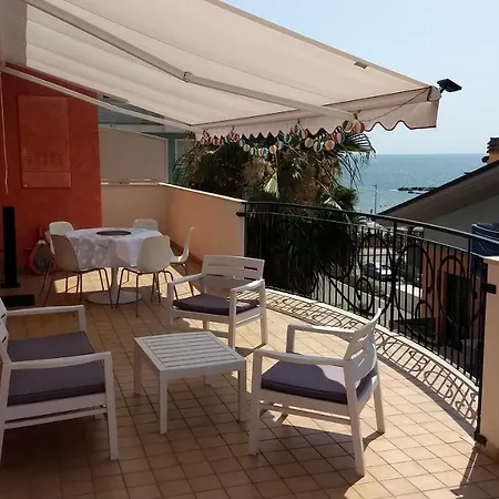 Seafront And Mountain View Penthouse Apartman