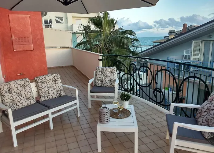 Seafront And Mountain View Penthouse Apartament Martinsicuro